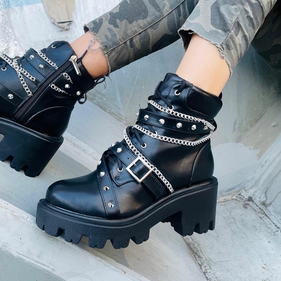 Dolls Kill Shoes - 𝙇𝙖𝙨𝙩 𝙎𝙞𝙯 7 🖤Chain & Stud Buckle Lug Sole B